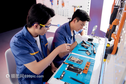 智能手机维修记 两位年轻维修工的技术与热忱